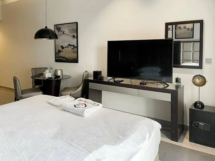 Studio In Damac Majestine - Ezytrac Vacation Homes Dubai