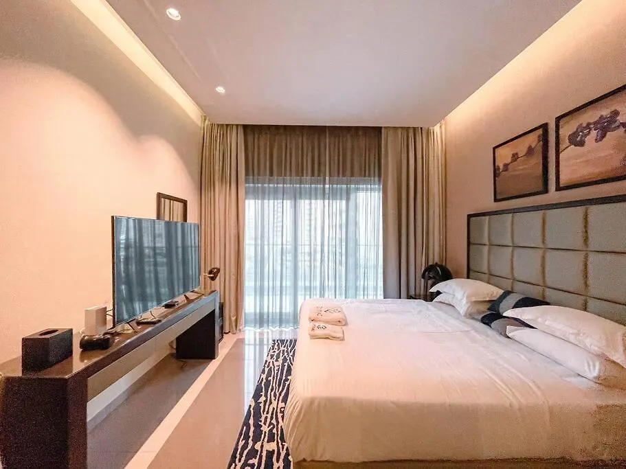 Studio In Damac Majestine - Ezytrac Vacation Homes Dubai Apartment